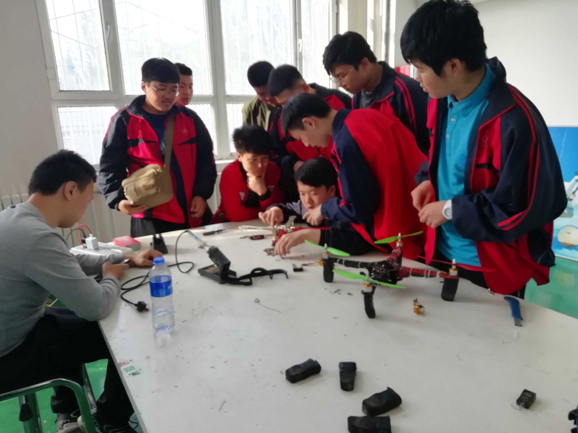 1558412783181888.jpg 机电专业兴趣班学生在实训室进行无人机拆装.jpg