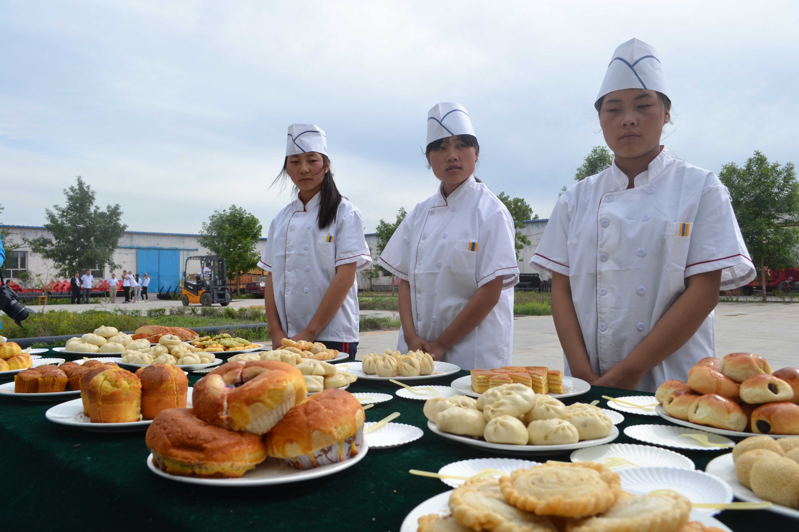 1558414228863583.jpg 食品专业学生制作的糕点.jpg