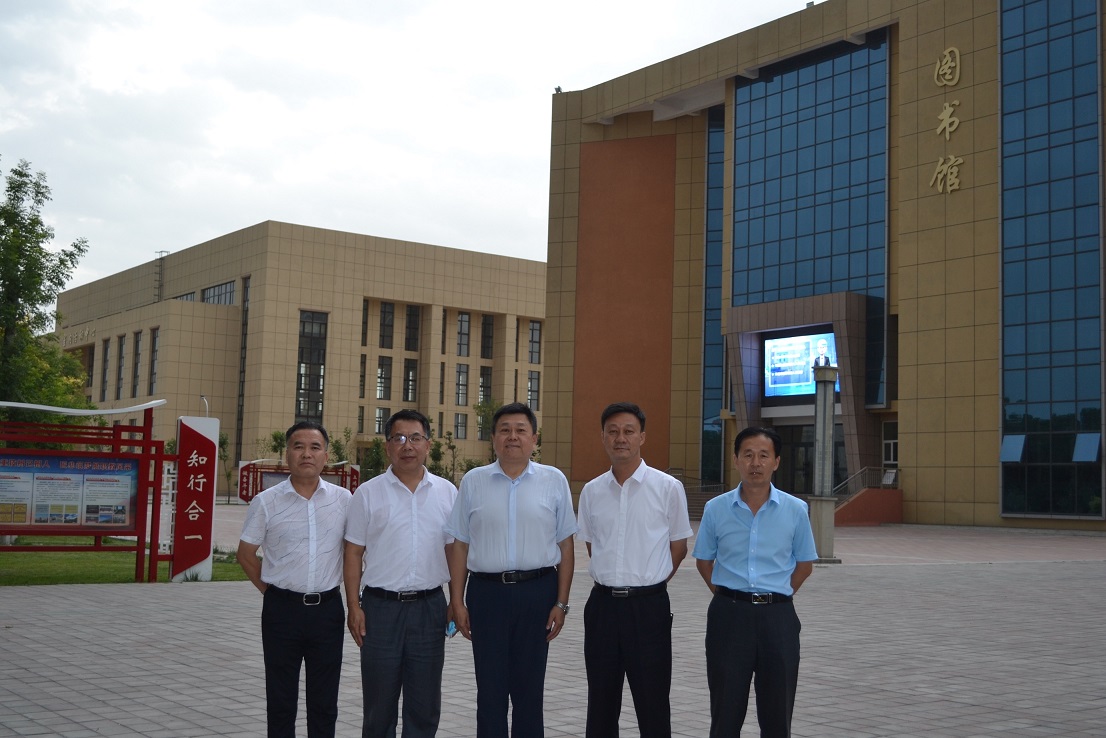 1591534524435543.jpg 04学院领导合影留念.JPG